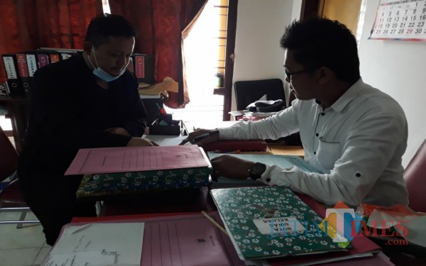 Ketua LSM Bintara saat serahkan aduan dan laporan ke Satreskrim Polres Tulungagung / Foto : Istimewa / Tulungagung TIMES