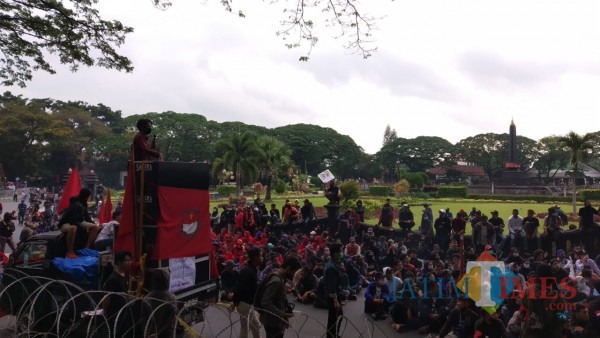 Massa aksi tolak Omnibus Law di kompleks Gedung DPRD Kota Malang (Pipit Anggraeni/MalangTIMES).