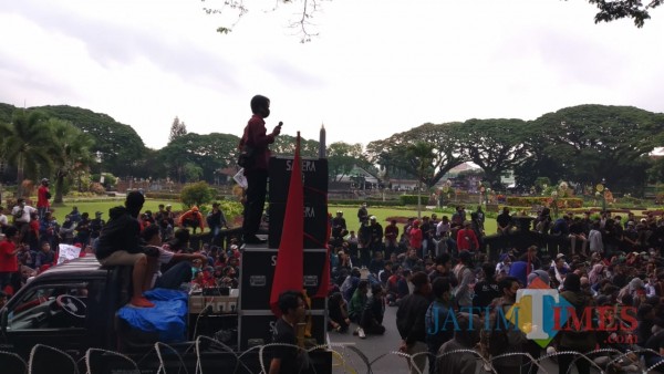 Massa tolak Omnibus Law di Kota Malang (Pipit Anggraeni/MalangTIMES).