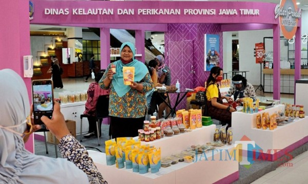 Para pelaku UMKM mengikuti pameran produk terbuat dari baha ikan yang digelar Pemkot Kediri.(ist)