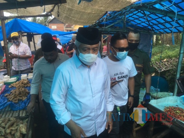 Paslon nomor urut 1, SanDi saat Calon Bupati Sanusi (kemeja putih) melakukan kampanye di Pasar Gedangan (Foto: Ashaq Lupito / MalangTIMES)