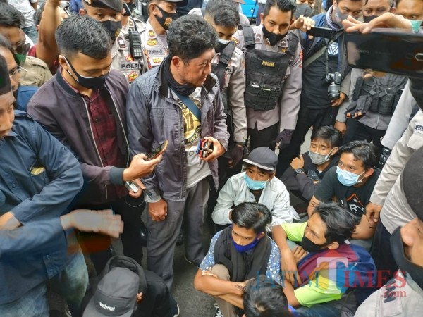 Pelajar saat diamankan sementara oleh Polisi.(Hendra Saputra/MalangTIMES)