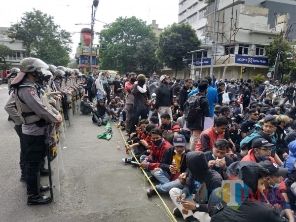Pedemo dan Polisi berdampingan saat melakukan tugas masing-masing (Hendra Saputra)