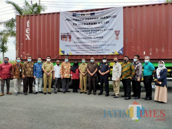 Pjs Bupati Blitar Budi Santosa memberangkatkan dua kontainer kendang djimbe yang diekspor ke Cina. (Foto: Dokumen JatimTIMES)