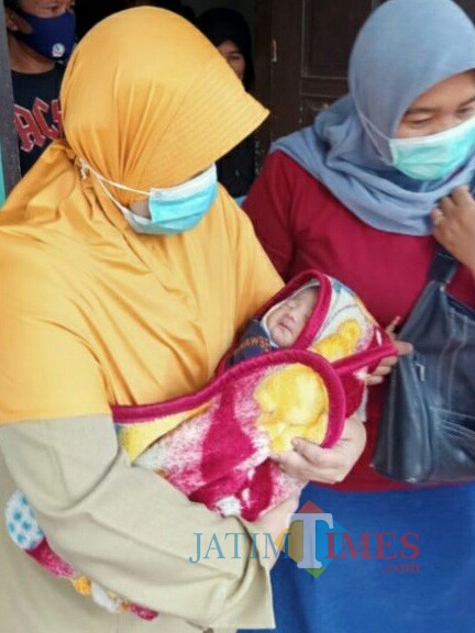 Proses evakuasi bayi oleh Bidang Pelayanan dan Rehabilitasi Sosial Dinsos Kabupaten Probolinggo. (Foto: Mabrur/ ProbolinggoTimes)