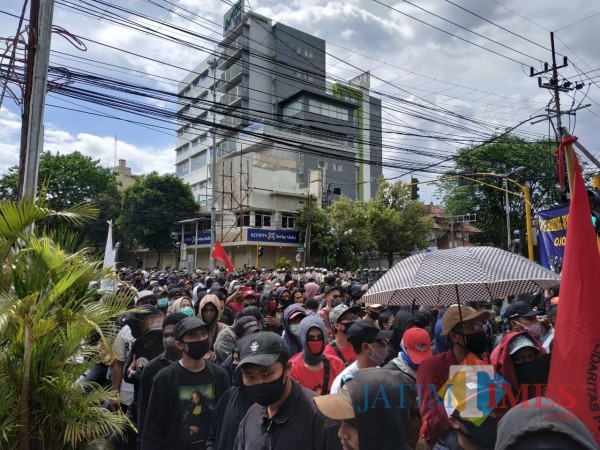Riuh pendemo ditengah terik panas Perempatan Rajabali Kota Malang (Hendra Saputra)