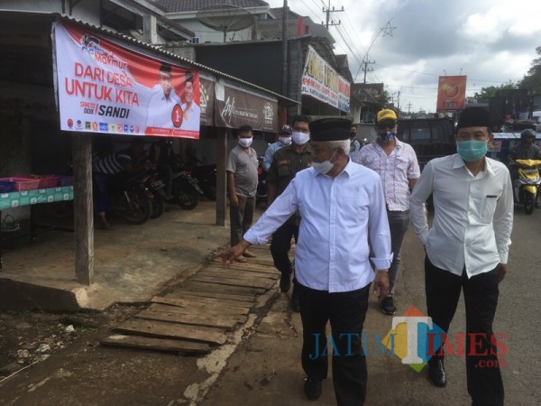 Sanusi, Calon Bupati Malang nomor urut 1 dari paslon SanDi (depan, kiri) saat menyapa masyarakat Kecamatan Gedangan (Foto : Ashaq Lupito / MalangTIMES)