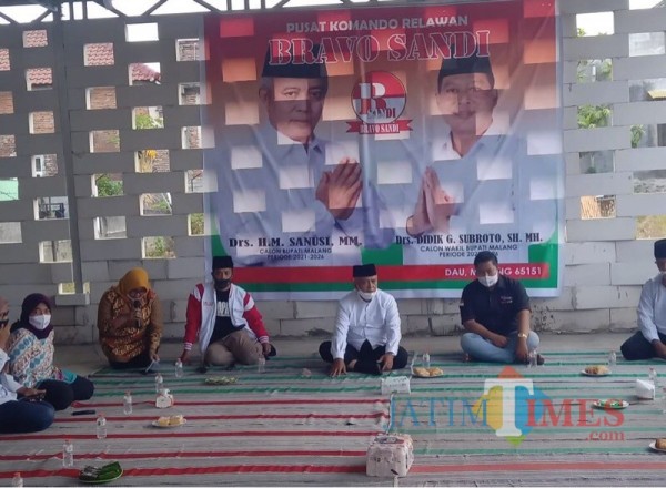Sanusi (tengah, kemeja putih) saat mengelar diskusi bersama kaum milenial disela agenda kampanye yang dilangsungkan di Kecamatan Dau (Foto : Istimewa)