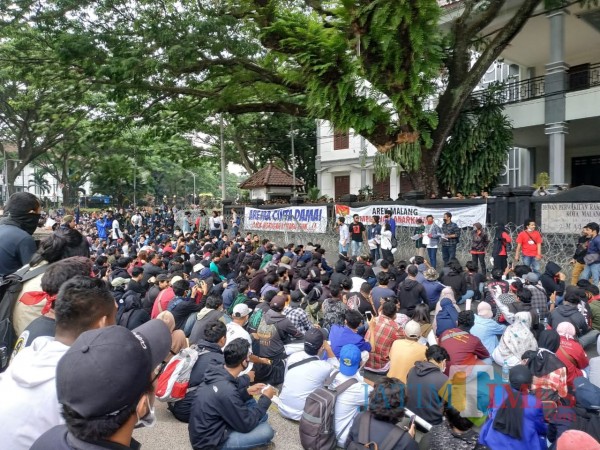 Suasana demonstran saat orasi (Hendra Saputra)