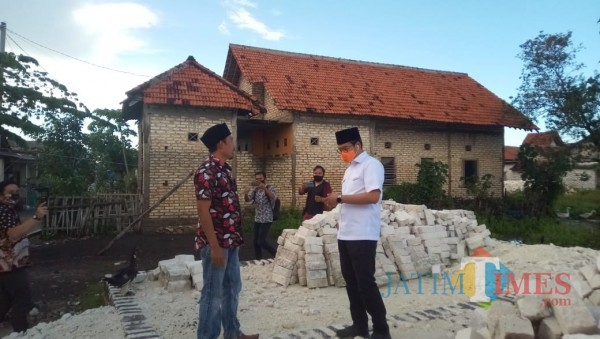 Tampak, Bupati bersama Lukman tokoh masyarakat setempat saat lakukan peninjauan pembangunan rumah Yusuf warga Pangeranan, Bangkalan (Foto/ Istimewa)