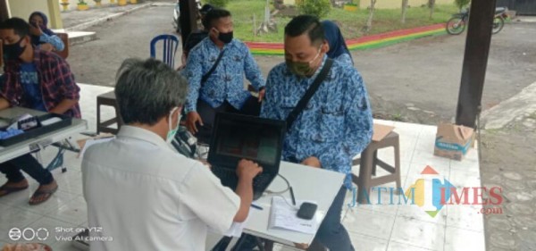 Warga desa dari berbagai profesi ikut ambil bagian dalam donor darah (Foto : Moch. R. Abdul Fatah / Jatim TIMES)