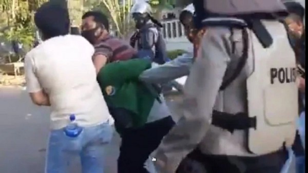 Anggota polisi nyamar jadi pendemo hingga dipukul polisi berseragam. (Foto: Screenshoot)