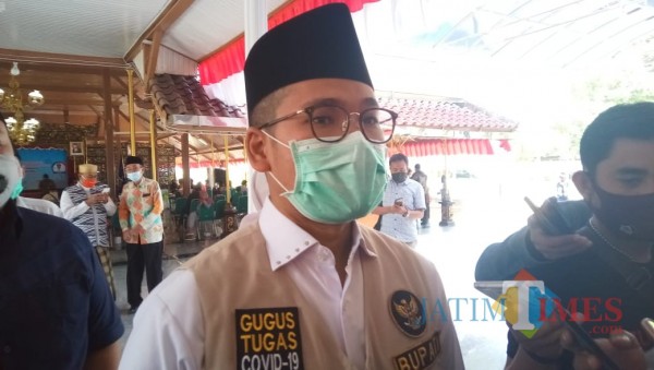 Bupati Bangkalan R Abdul Latif Amin Imron saat diwawancarai. (foto/istimewa)