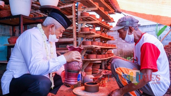 Calon Bupati Malang Sanusi dari paslon SanDi nomor urut 1 (kiri) saat berkunjung ke salah satu pengrajin gerabah di Kecamatan Pagelaran