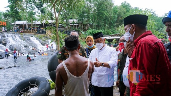 Calon Bupati Malang, Sanusi dari paslon SanDi nomor urut 1 (mengacungkan jempol) saat mendengarkan aspirasi masyarakat dan pengelola wisata Sumber Maron