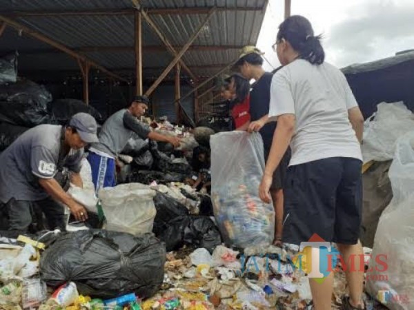 Sampah plastik yang terkumpul di salah satu TPA di Kabupaten Malang. (Foto : Dokumen MalangTIMES)