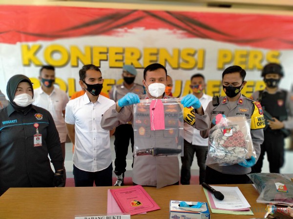 Kapolres Sumenep AKBP Darman menunjukkan barang bukti pendukung kasus pembuangan bayi di Puskesmas Gapura, Sumenep. (Foto: Syaiful Ramadhani/JatimTIMES)