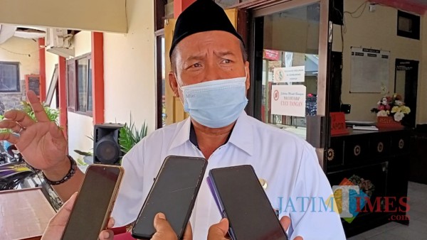 Kepala Dinas Koperasi dan UMKM Kabupaten Sumenep, Sustono saat diwawancara media (Foto: Ist/JatimTIMES)