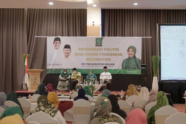 Ketua DPC PKB Kabupaten Malang, Ali Ahmad bersama Calon Bupati Malang, Lathifah Shohib saat mengisi pendidikan politik bagi kader, Rabu (21/10/2020). (Foto: Dok. Malang Bangkit)