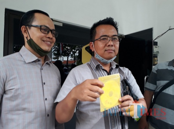 Pengacara M. Sholeh ketika melapor ke Bawaslu Surabaya