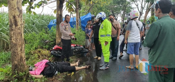 Petugas Kepolisian saat mengevakuasi korban (Joko Pramono for Jatim TIMES)