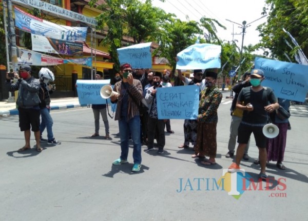 Sejumlah massa aksi saat menyambut Kapolda Jatim di depan SMK3 Pamekasan (Foto: Rozy/JatimTimes.com)
