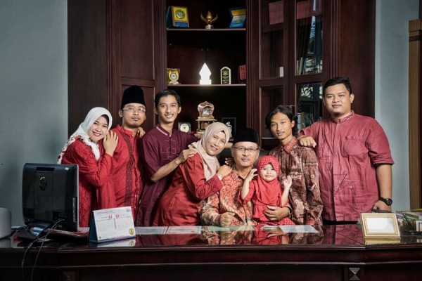 Rektor UIN Malang, Prof Dr Abdul Haris MAg bersama keluarga. (Foto: istimewa)