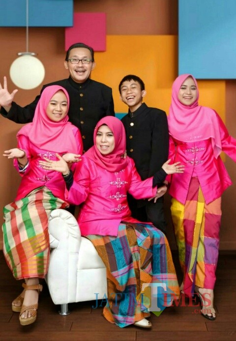 Wakil Rektor Bidang AUPK UIN Malang, Dr Hj Ilfi Nur Diana MSi bersama keluarganya. (Foto: istimewa)