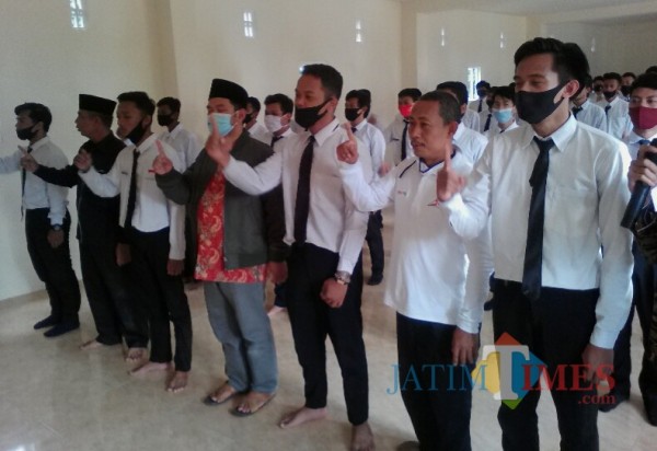 Gus Riza (pakai jaket) melakukan yel-yel bersama pendukungnya Nurhadi Banyuwangi Jatim Times