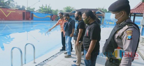 Inafis Polres Tulungagung memeriksa titik ditemukanya korban di kolam renang. (Joko Pramono for Jatim TIMES)
