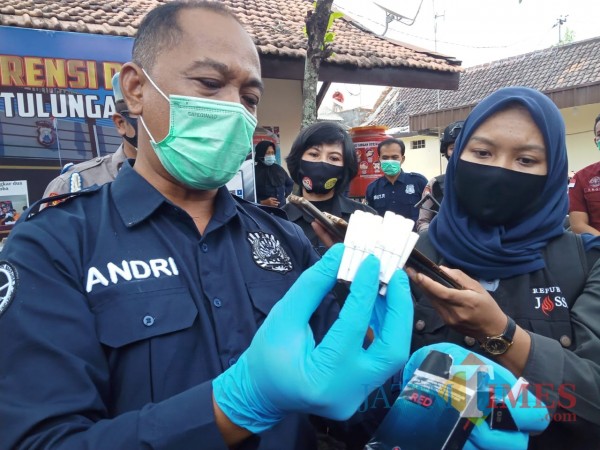 Kasat Reskoba Polres Tulungagung AKP Andri Setya Putra tunjukan rokok yang digunakan untuk mengirim sabu. (Joko Pramono for Jarim TIMES)