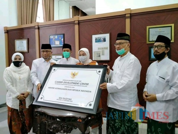 Menteri Ketenagakerjaan RI Ida Fauziah foto bersama pimpinan UIN Malang meresmikan Careec Center UIN Malang. (Foto: istimewa)