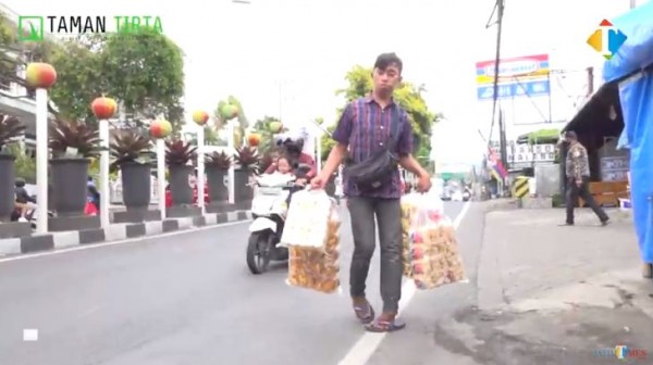 Pemuda difabel penjual kerupuk. (Foto: YouTube JatimTIMES Network)