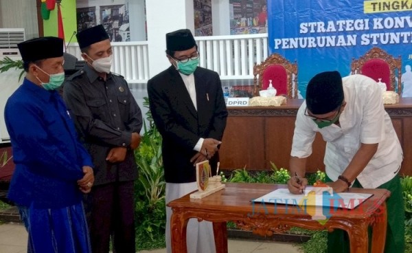 Penandatanganan Komitmen penanganan Bayi Stunting yang digelar di Aula Pemkab Jember (foto : istimewa / Jatim TIMES)