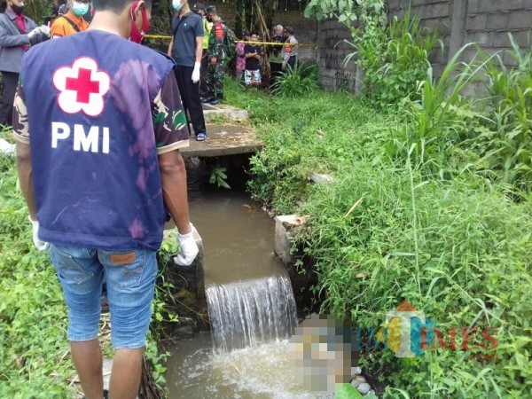 Petugas saat mengevakuasi balita asal Bululawang yang sempat dikabarkan hilang secara misterius (Foto : PMI Kabupaten Malang for MalangTIMES)