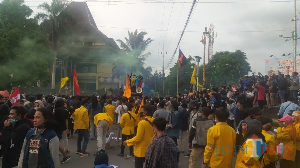 Ribuan mahasiswa dari sejumlah organisasi melakukan demonstrasi di DPRD Jember