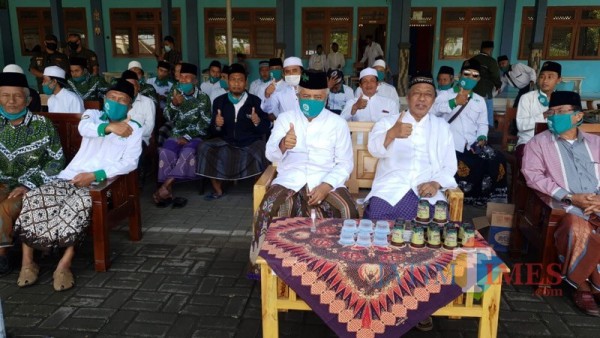 Sanusi Calon Bupati Malang dari paslon SanDi nomor urut 1 (tengah), saat menghadiri upacara peringatan Hari Santri Nasional (Foto: Istimewa)