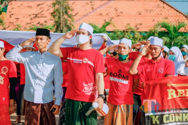 Ratusan santri saat hormat di Upacara Hari Santri Nasional (Foto: Redaksi JatimTimes)