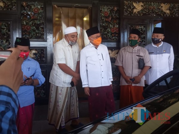 (Tengah) Bupati Sumenep A. Busyro Karim saat memperingati HSN 2020 dengan berpakaian ala santri (Foto: Ist/JatimTIMES)