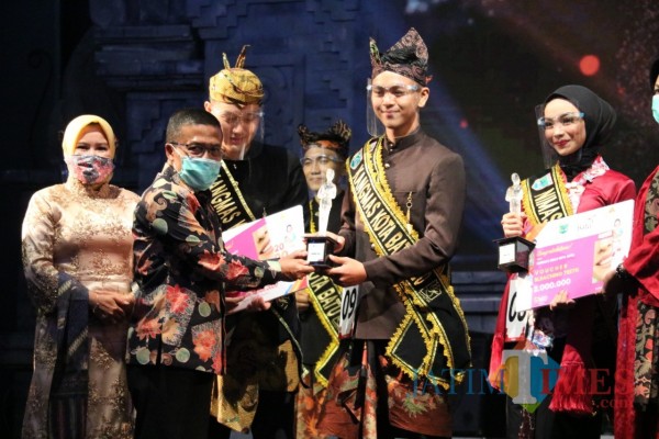 Wakil Wali Kota Batu Punjul Santoso saat memberikan piala kepada Kangmas Surya di di Klub Bunga Butik Resort pada Rabu (21/10/2020) malam.