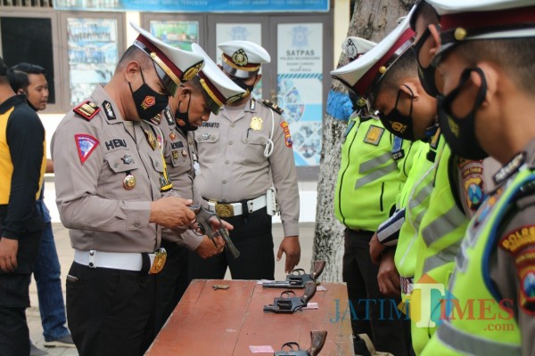 Pengecekan senjata personel kepolisian yang akan bertugas dalam pengamanan wilayah. (Foto: Dokumen JatimTIMES)