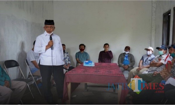 Calon Bupati Malang Sanusi dari Paslon nomor urut 1 SanDi (berdiri) saat berdialog dengan kelompok tani yang ada di Kabupaten Malang (Foto : Istimewa)