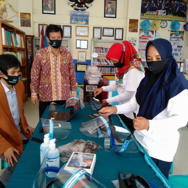 Dr. I Ketut Suwastika MSi dan Akhmad Jufriadi, S.Si., M.Si saat memberikan edukasi protokol kesehatan dan juga mengenai manajemen perpustakaan (Ist)
