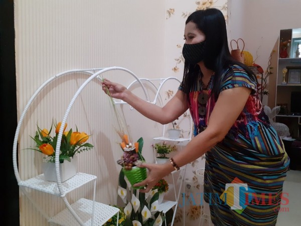 Pemilik Dona Doni Rattan Galery, Misriwati Agustina saat menunjukkan produk hiasan rotan gantung. (Arifina Cahyanti Firdausi/MalangTIMES).