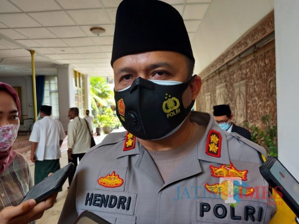 Kapolres Malang AKBP Hendri Umar saat ditemui awak media usai acara peringatan Hari Santri Nasional, Jumat (23/10/2020). (Foto: Tubagus Achmad/MalangTimes)