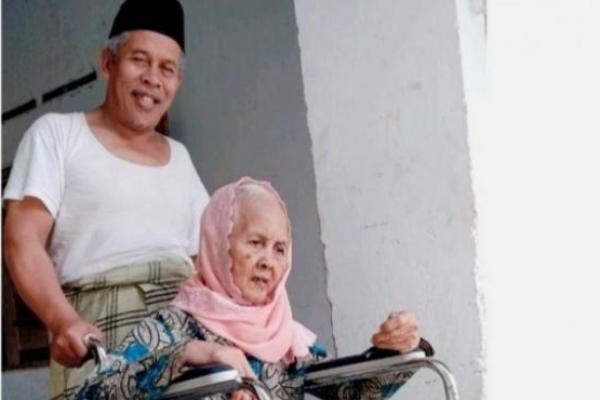 Ketua PWNU Jawa Timur, KH. Marzuki Mustamar saat bersama sang ibunda, Bu Nyai Zaenab. (Foto: Istimewa)
