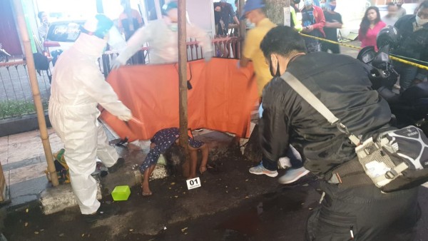 Kondisi mayat yang terduduk sambil membungkuk tersandar pada sebuah bambu (Ist)