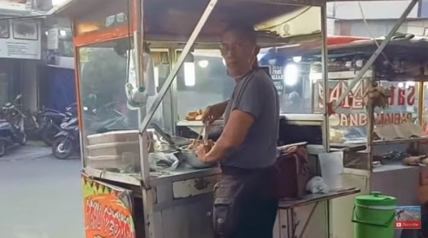 Letkol TNI jualan tahu pedas di pinggir jalan (Foto: YouTube oki Baper)
