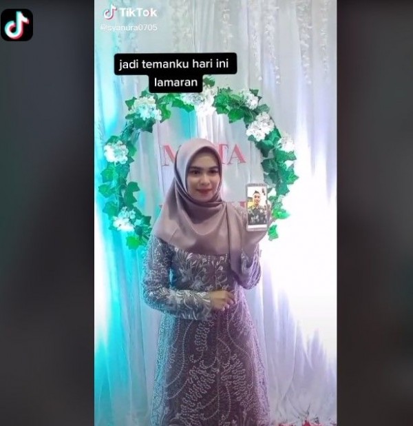Pasangan kekasih gelar lamaran online. (Foto: TikTok @syanura0705)
