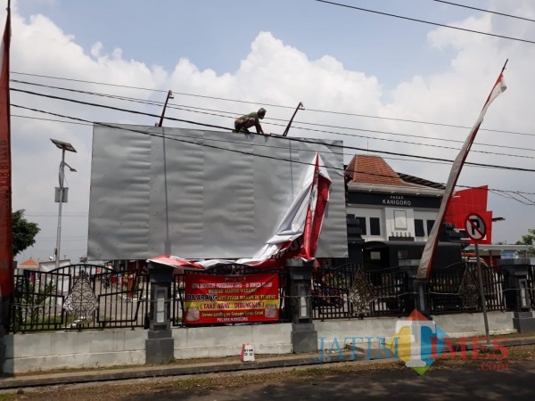 Penertiban APS bergambar paslon Pilbup Blitar dilaksanakan Bawaslu